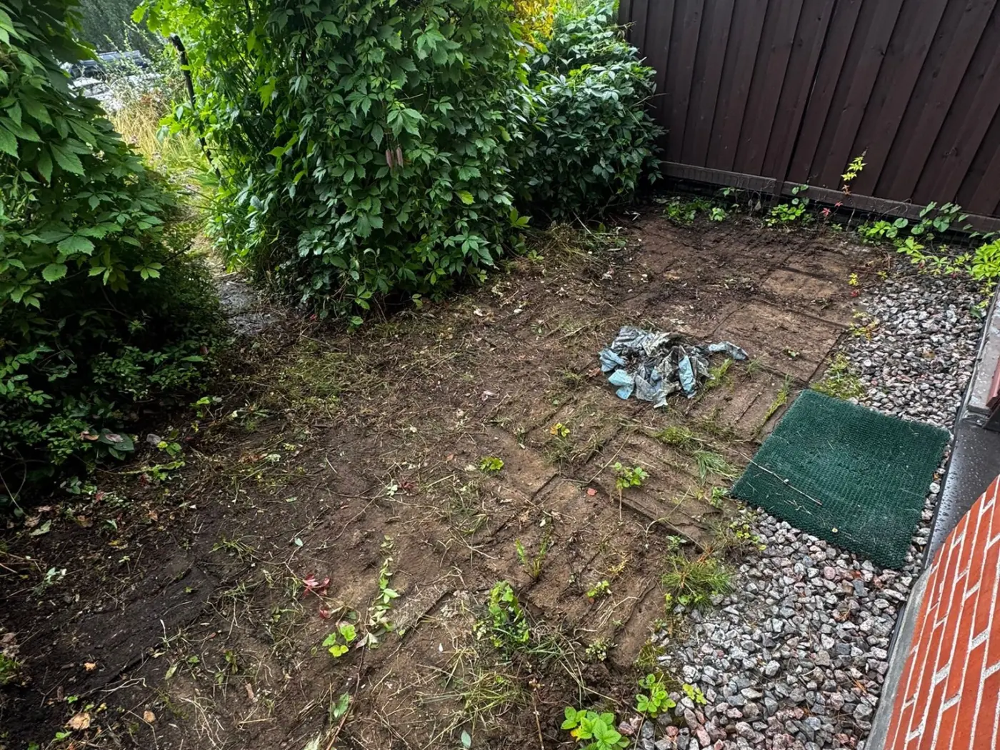 Rivitalon pihanurkka ennen terassin rakentamista, paljas maapohja ja vanhat laatat