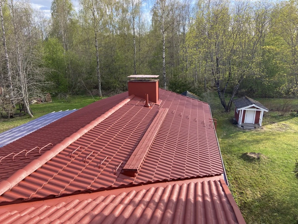 NextBuildin pesemä, tiivistämä ja punaiseksi pinnoittama tiilikatto
